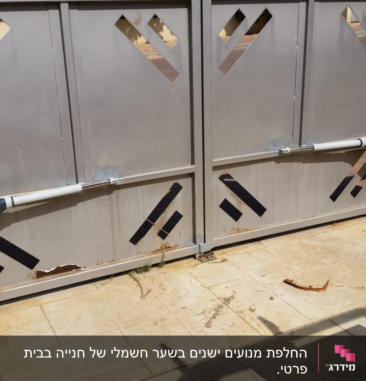 שער חשמלי עם מנועים מותקנים על שער מתכת אפור